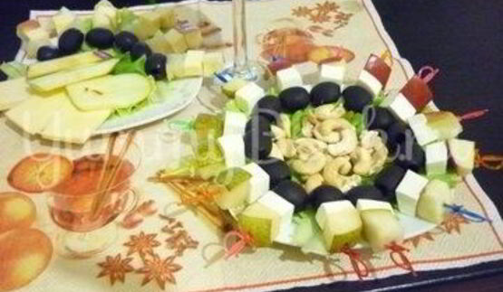 пикантные канапе с сыром, фруктами и маслинами