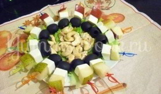 пикантные канапе с сыром, фруктами и маслинами