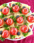 Сырное канапе с помидорами и оливками