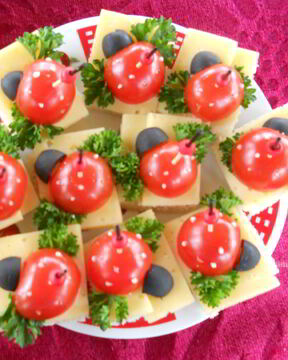 Сырное канапе с помидорами и оливками