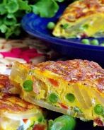 Картофельная тортилья с помидорами и горошком