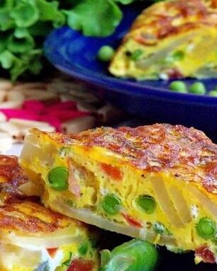 Картофельная тортилья с помидорами и горошком