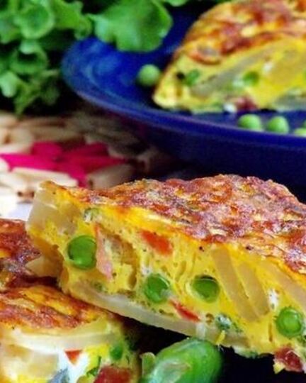 Рецепт картофельной тортильи с помидорами и горошком