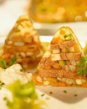 Ароматный говяжий холодец с хреном