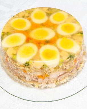 Куриный холодец с яйцами