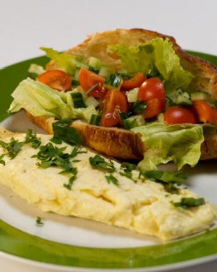 Рецепт французского омлета и круассан с овощным тартаром