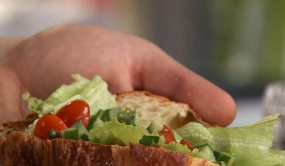 французский омлет и круассан с овощным тартаром