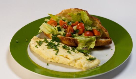 французский омлет и круассан с овощным тартаром