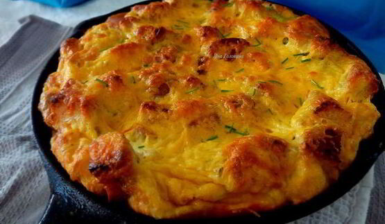 фриттата с грибами, чеддером и тостами