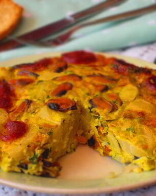 Фриттата с картофелем, мидиями и чоризо