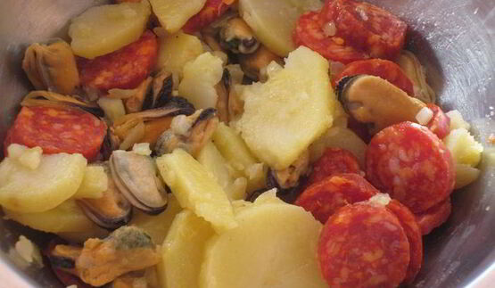 фриттата с картофелем, мидиями и чоризо