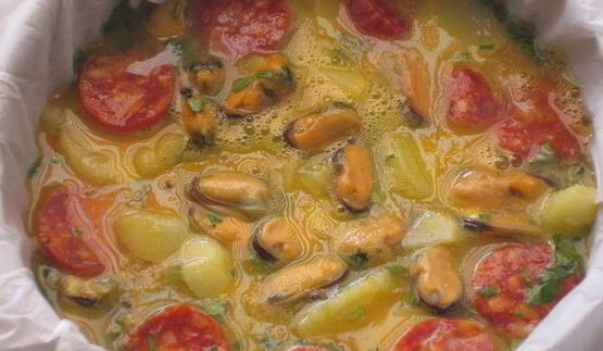 фриттата с картофелем, мидиями и чоризо