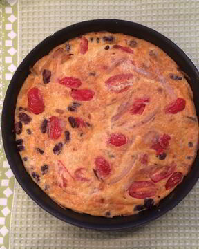 Фриттата с шалотом, помидорами черри и красной фасолью