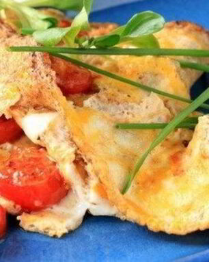 Легкий омлет с обжаренной курицей, помидорами и сыром