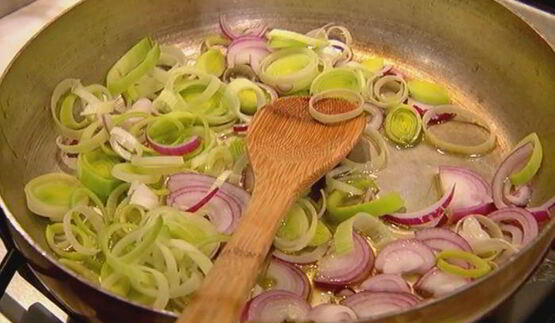 омлет с баклажанами, помидорами и луком