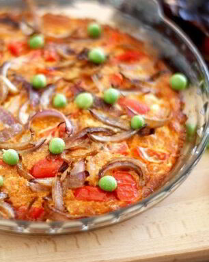 Омлет с чоризо, овсяным молоком, помидорами черри и зеленым горошком