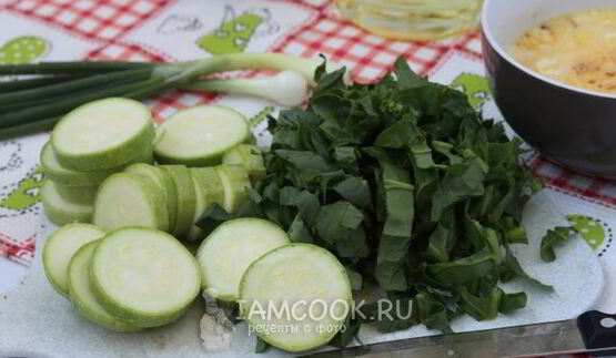 омлет с кабачком и шпинатом