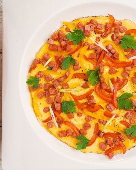 Рецепт омлета с колбасой и сладким перцем