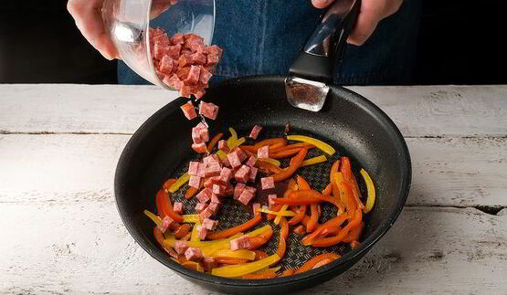 омлет с колбасой и сладким перцем