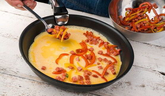 омлет с колбасой и сладким перцем