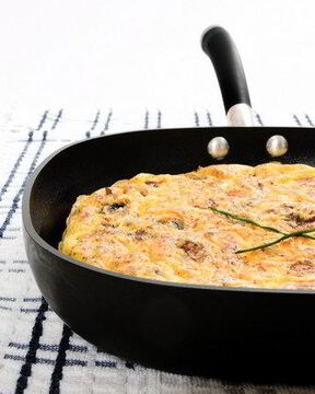 Омлет с куриной печенью и помидорами