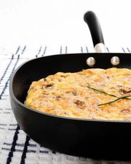 Рецепт омлета с куриной печенью и помидорами