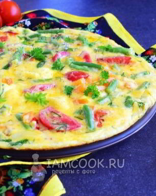 Омлет с овощами на сковороде