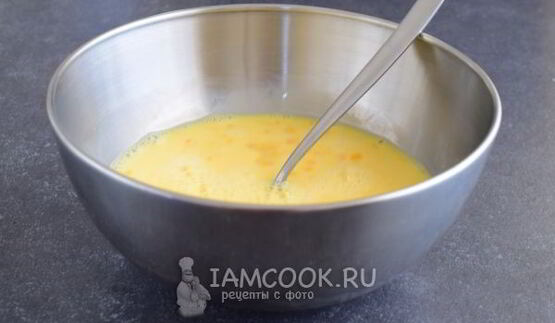 омлет с овощами на сковороде