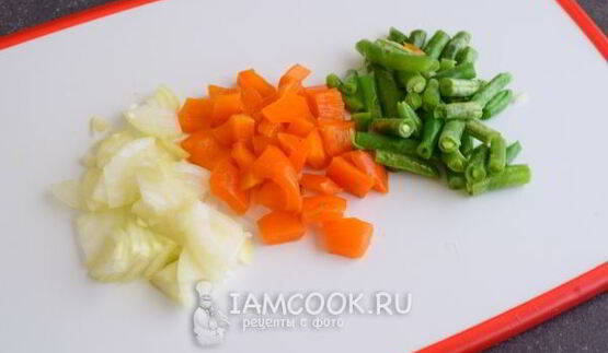 омлет с овощами на сковороде