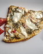 Омлет с помидорами, сладким перцем и сыром моцарелла