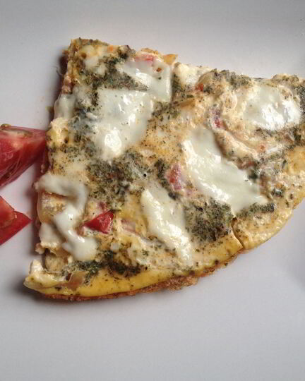 Рецепт омлета с помидорами, сладким перцем и сыром моцарелла