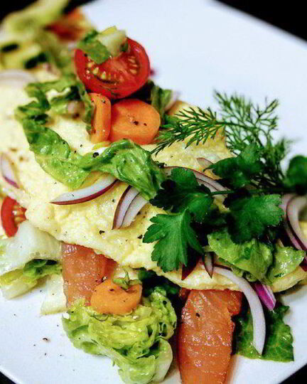 Рецепт омлета с салатом и копченым лососем