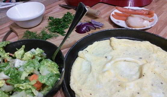 омлет с салатом и копченым лососем