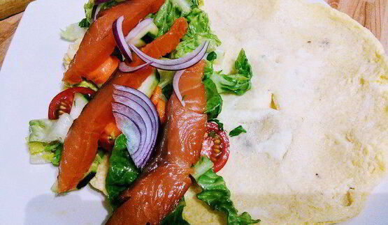 омлет с салатом и копченым лососем