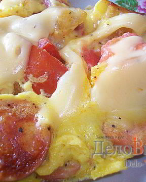 Омлет с сосисками, картошкой, помидорами и сыром