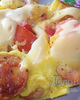 Омлет с сосисками, картошкой, помидорами и сыром