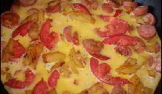 омлет с сосисками, картошкой, помидорами и сыром