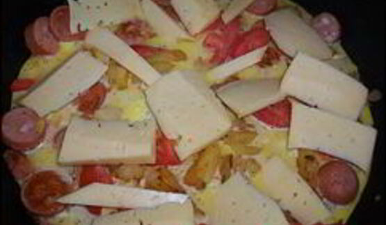 омлет с сосисками, картошкой, помидорами и сыром