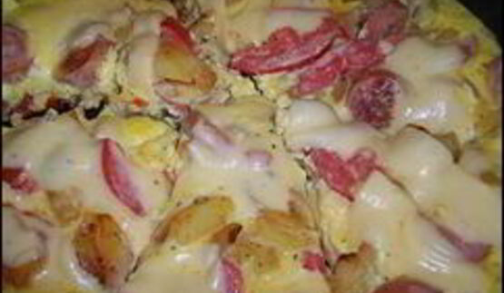 омлет с сосисками, картошкой, помидорами и сыром