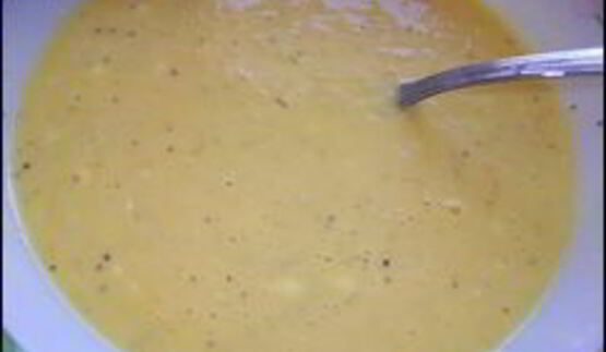 омлет с сосисками, картошкой, помидорами и сыром