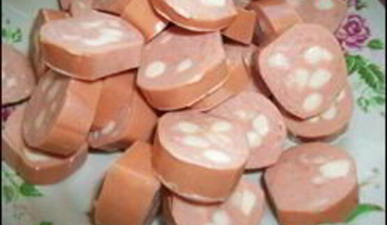 омлет с сосисками, картошкой, помидорами и сыром