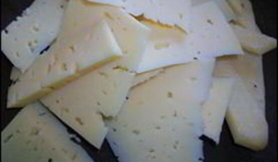 омлет с сосисками, картошкой, помидорами и сыром