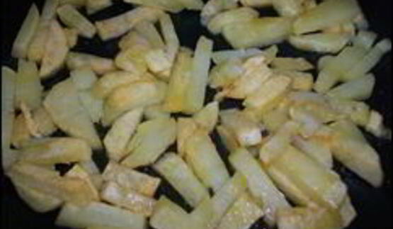 омлет с сосисками, картошкой, помидорами и сыром