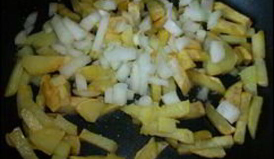 омлет с сосисками, картошкой, помидорами и сыром