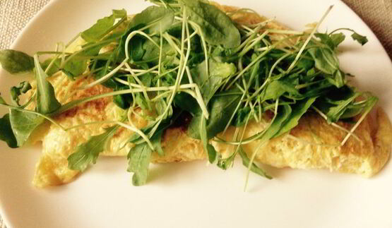омлет с сыром и рукколой