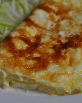 Омлет с сыром на сковороде