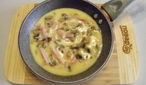 омлет с ветчиной, грибами и сыром