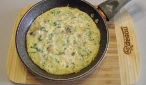 омлет с ветчиной, грибами и сыром