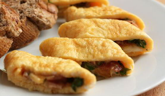 омлет с ветчиной и рукколой