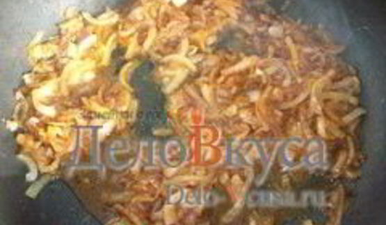 омлет с жареным луком и соевым соусом